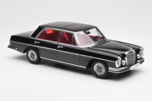 Mercedes 300 SEL 6.3 W109 Svart AUTOart 1:18 76140 Metall — bild 6 av 8