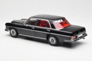 Mercedes 300 SEL 6.3 W109 Svart AUTOart 1:18 76140 Metall — bild 7 av 8