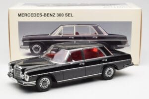 Mercedes 300 SEL 6.3 W109 Svart AUTOart 1:18 76140 Metall — bild 8 av 8