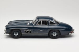 Mercedes 300 SL W198 Gullwing Mörkblå Minichamps 1:18 110037216 Metall — bild 4 av 8