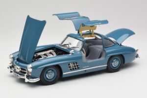 Mercedes 300 SL W198 Ljusblå Minichamps 1:18 180039007 Metall — bild 2 av 8