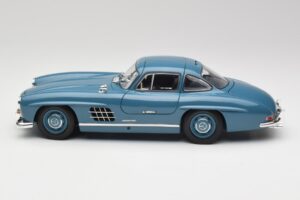Mercedes 300 SL W198 Ljusblå Minichamps 1:18 180039007 Metall — bild 4 av 8