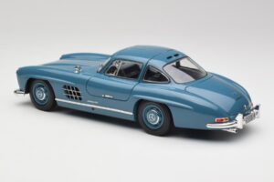 Mercedes 300 SL W198 Ljusblå Minichamps 1:18 180039007 Metall — bild 7 av 8