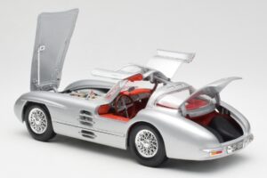 Mercedes 300 SLR Uhlenhaut Coupe Silver Maisto 1:18 536898 Metall — bild 5 av 8