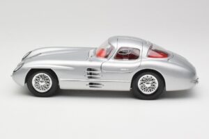 Mercedes 300 SLR Uhlenhaut Coupe Silver Maisto 1:18 36898 Metall — bild 4 av 8