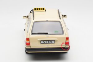 Mercedes 300D S124 T-Model Ljus Elfenben Taxi Återförsäljarupplaga Norev 1:18 B66040702 Metall — bild 8 av 8