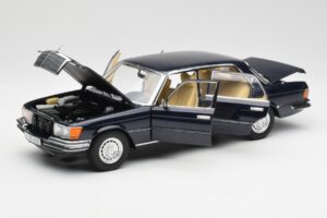 Mercedes 450 SEL 6.9 W116 Mörkblå Revell 1:18 8956 Metall — bild 2 av 8