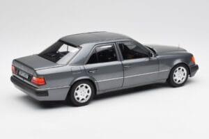 Mercedes 500 E W124 Pearl Grå Norev 1:18 183946 Metall — bild 3 av 8