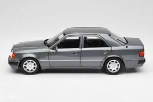 Mercedes 500 E W124 Pearl Grå Norev 1:18 183946 Metall — bild 4 av 8