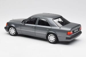 Mercedes 500 E W124 Pearl Grå Norev 1:18 183946 Metall — bild 7 av 8
