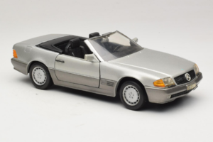 Mercedes SL 500 R129 Silver Revell 1:18 8801-P1 Metall — bild 6 av 8