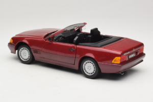 Mercedes 500 SL R129 Mörkröd Revell 1:18 8801 Metall — bild 7 av 8