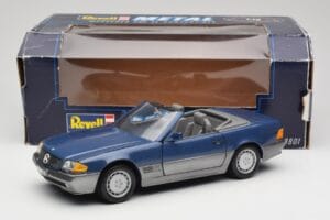 Mercedes SL 500 R129 Nautic Blue Metallic Revell 1:18 8081 Metall — bild 8 av 8