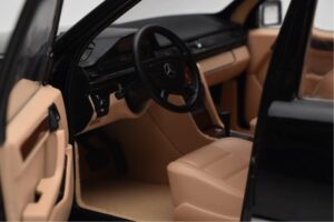 Mercedes 500E W124 Svart Limited Edition Norev 1:18 183949 Metall — bild 11 av 12