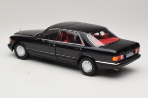 Mercedes 560 SEL W126 Svart Med Röd Interiör Norev 1:18 183788 Metall — bild 4 av 8
