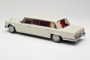 Mercedes 600 Pullman W100 Ljusgrå NZG 1:18 B66040708 Metall — bild 7 av 8