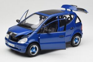 Mercedes A-Class W168 Mörkblå Maisto 1:18 B66005219 Metall — bild 2 av 8