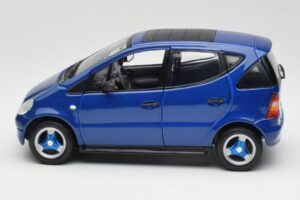 Mercedes A-Class W168 Mörkblå Maisto 1:18 B66005219 Metall — bild 4 av 8