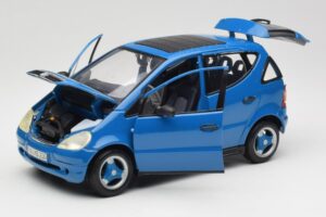 Mercedes A-Class W168 Ljusblå Maisto 1:18 37800-M5 Metall — bild 2 av 8