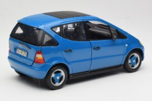 Mercedes A-Class W168 Ljusblå Maisto 1:18 37800-M5 Metall — bild 3 av 8