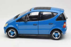 Mercedes A-Class W168 Ljusblå Maisto 1:18 37800-M5 Metall — bild 4 av 8