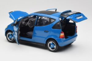 Mercedes A-Class W168 Ljusblå Maisto 1:18 37800-M5 Metall — bild 5 av 8
