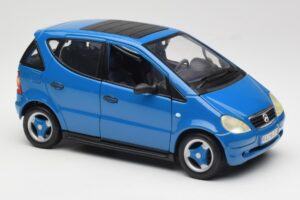 Mercedes A-Class W168 Ljusblå Maisto 1:18 37800-M5 Metall — bild 6 av 8