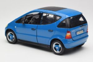 Mercedes A-Class W168 Ljusblå Maisto 1:18 37800-M5 Metall — bild 7 av 8