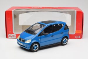 Mercedes A-Class W168 Ljusblå Maisto 1:18 37800-M5 Metall — bild 8 av 8