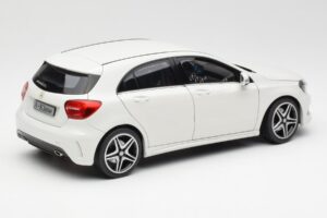 Mercedes A-Class W176 Cirrus Vit Norev 1:18 B66960126 Metall — bild 3 av 8