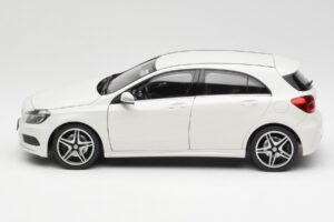 Mercedes A-Class W176 Cirrus Vit Norev 1:18 B66960126 Metall — bild 4 av 8