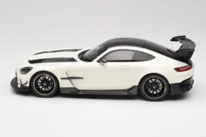 Mercedes AMG GT C190 Black Series Designo Diamond Vit Metallic Minichamps 1:18 155032022 Metall — bild 3 av 6