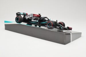 Mercedes AMG Petronas W12 E Performance #44 L. Hamilton Bahrain GP 2021 Minichamps 1:18 113210144 Metall — bild 4 av 6
