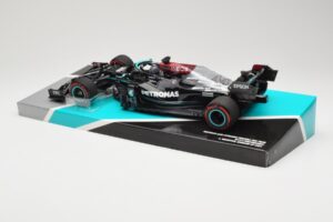 Mercedes AMG Petronas W12 E Performance #44 L. Hamilton Bahrain GP 2021 Minichamps 1:18 113210144 Metall — bild 5 av 6
