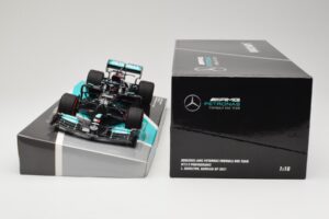 Mercedes AMG Petronas W12 E Performance #44 L. Hamilton Bahrain GP 2021 Minichamps 1:18 113210144 Metall — bild 6 av 6