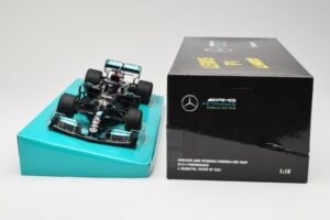 Mercedes AMG Petronas W12 E Performance #44 L. Hamilton Russian GP 2021 Minichamps 1:18 113211544 Metall — bild 6 av 6
