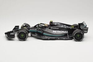 Mercedes AMG Petronas W14 E Performance #44 L. Hamilton Bahrain GP 2023 Minichamps 1:18 110230144 Metall — bild 3 av 6