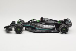 Mercedes AMG Petronas W14 E Performance #63 G. Russell Bahrain GP 2023 Minichamps 1:18 110230163 Metall — bild 3 av 6
