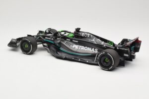 Mercedes AMG Petronas W14 E Performance #63 G. Russell Bahrain GP 2023 Minichamps 1:18 110230163 Metall — bild 5 av 6