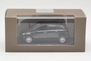 Mercedes B-Class W245 Cosmos Black Minichamps 1:43 B66962218 Metall — bild 4 av 4