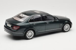 Mercedes C-Class W204 Avantgarde Mörkgrön AUTOart 1:18 B66962366 Metall — bild 2 av 8