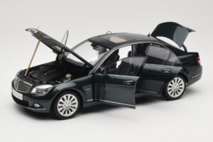 Mercedes C-Class W204 Avantgarde Mörkgrön AUTOart 1:18 B66962366 Metall — bild 3 av 8