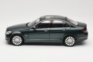 Mercedes C-Class W204 Avantgarde Mörkgrön AUTOart 1:18 B66962366 Metall — bild 4 av 8