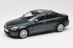 Mercedes C-Class W204 Avantgarde Mörkgrön AUTOart 1:18 B66962366 Metall