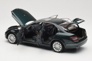 Mercedes C-Class W204 Avantgarde Mörkgrön AUTOart 1:18 B66962366 Metall — bild 5 av 8