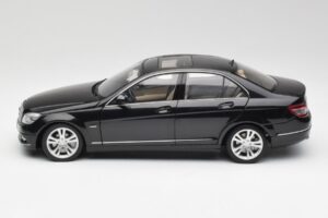 Mercedes C-Class W204 Avantgarde Obsidian Svart AUTOart 1:18 76264-R1 Metall — bild 4 av 8