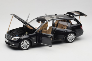 Mercedes C-Class W204 Estate Obsidian Black AUTOart 1:18 B66962349 Metall — bild 2 av 8