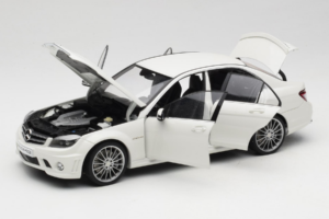 Mercedes AMG C63 W204 Vit AUTOart 1:18 72674-R1 Metall — bild 2 av 8