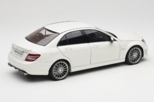 Mercedes AMG C63 W204 Vit AUTOart 1:18 72674-R1 Metall — bild 3 av 8