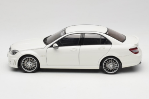 Mercedes AMG C63 W204 Vit AUTOart 1:18 72674-R1 Metall — bild 4 av 8